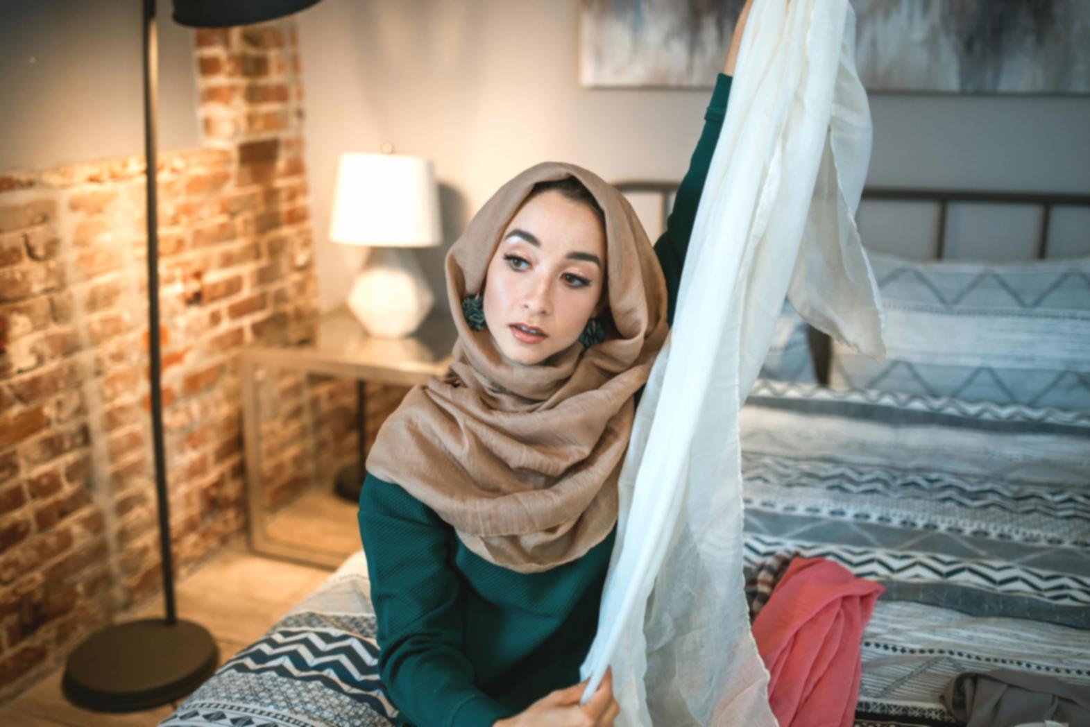 Consulente di stile durante una sessione di wardrobe analysis con cliente