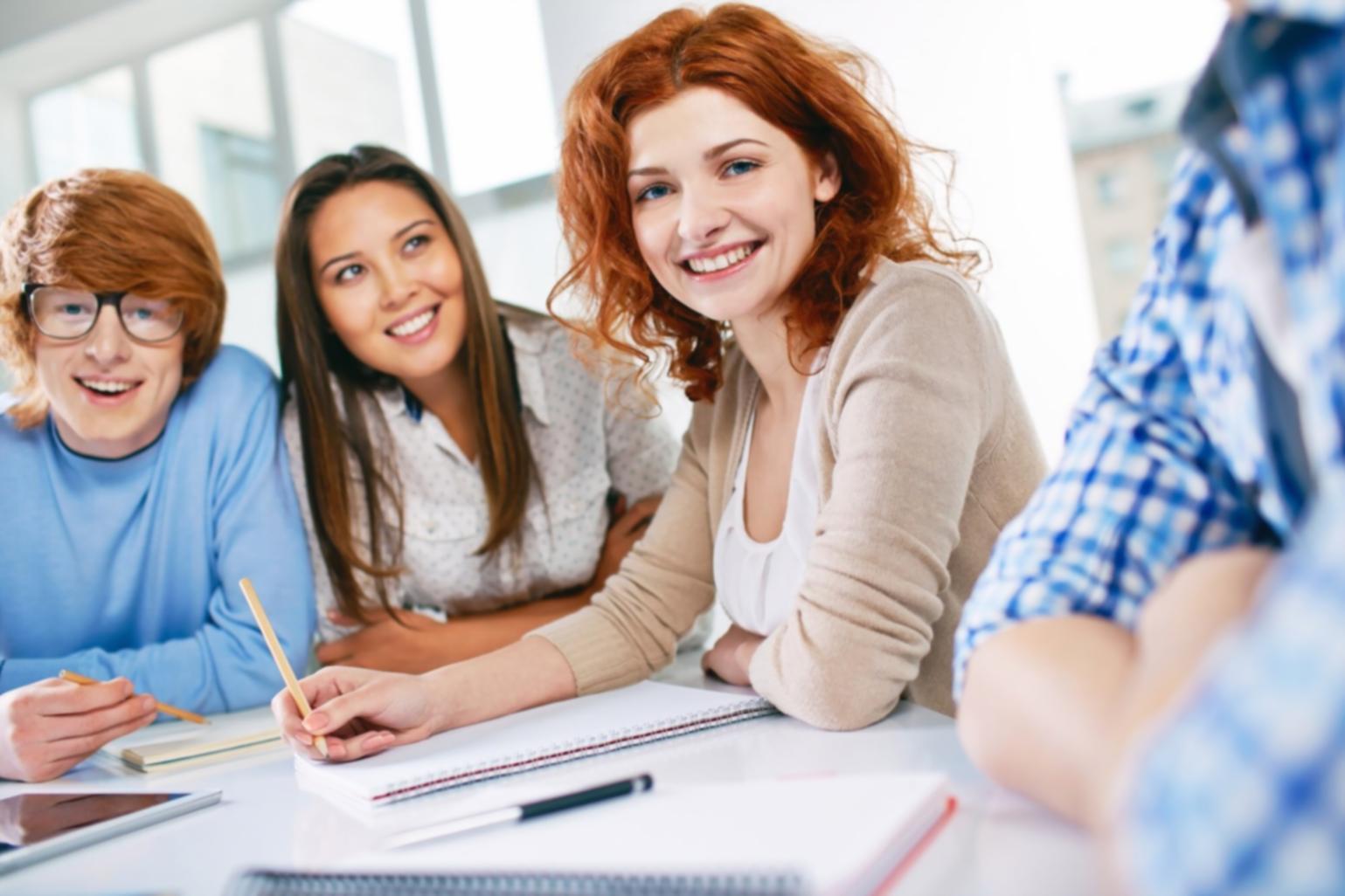 Studenti internazionali in aula durante una lezione di consulenza di stile