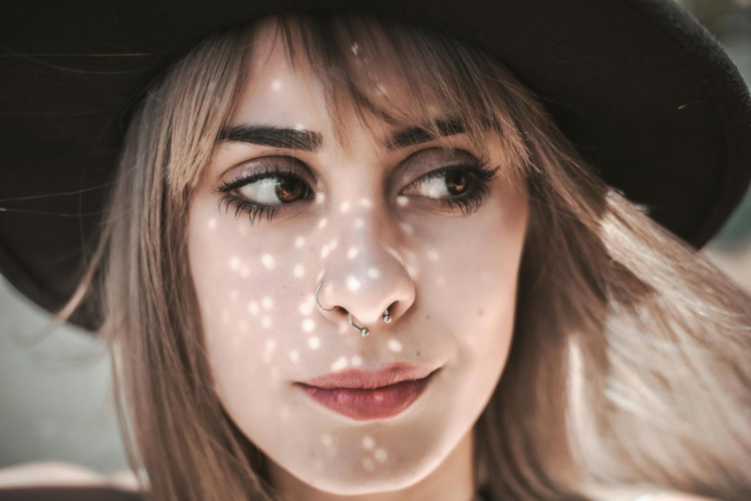 Esempi di outfit coordinati e accessori durante una sessione di consulenza